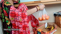 एशियाई पत्नी अपने पति के सामने एक फल विक्रेता को उकसाती है और उसके साथ चुदाई करती है